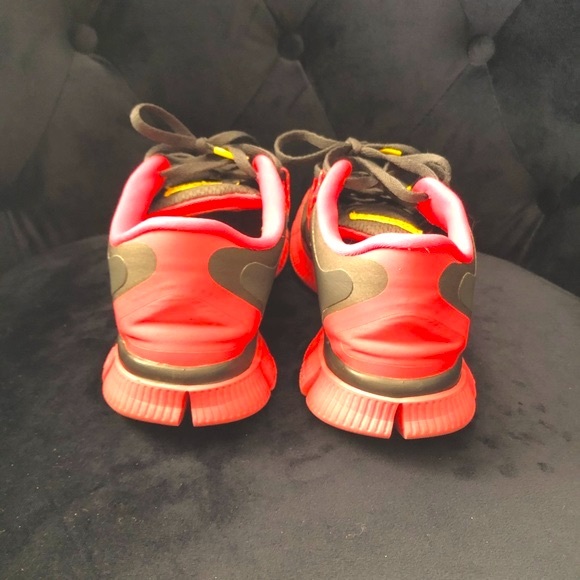 Nike LIVESTRONG Free Run 5.0 Sneakers - Picture 3 of 5